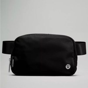 lululemon Everywhere Belt Bag- black